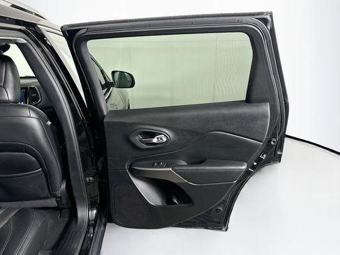 Used 2021 Jeep Cherokee Limited image 30