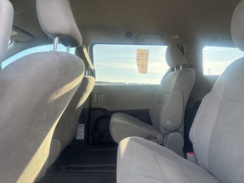 Used 2020 Toyota Sienna L image 30
