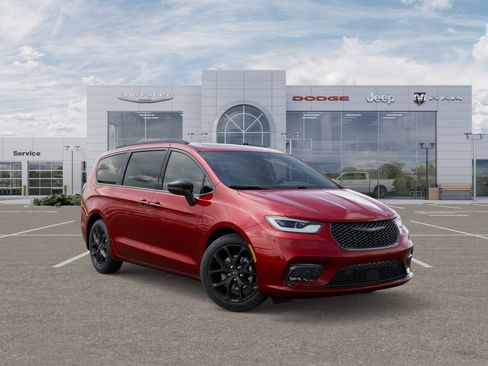 New 2026 Chrysler Pacifica Limited w/ Uconnect Theater Family Group image 5