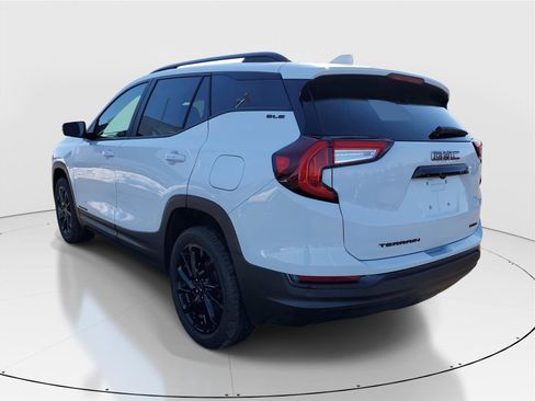 Used 2024 GMC Terrain SLE w/ Driver Convenience Package image 3