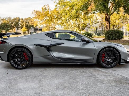 Used 2024 Chevrolet Corvette Z06 w/ Z07 Performance Package RWD image 3