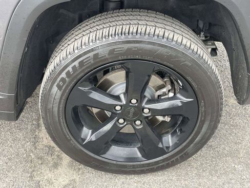 Used 2025 Jeep Grand Cherokee L Altitude image 9