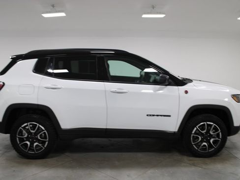 Used 2025 Jeep Compass Trailhawk w/ Trailer Tow Group AWD/4WD image 11
