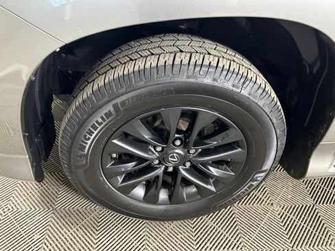 Used 2023 Lexus GX 460 Premium w/ Premium Package image 11