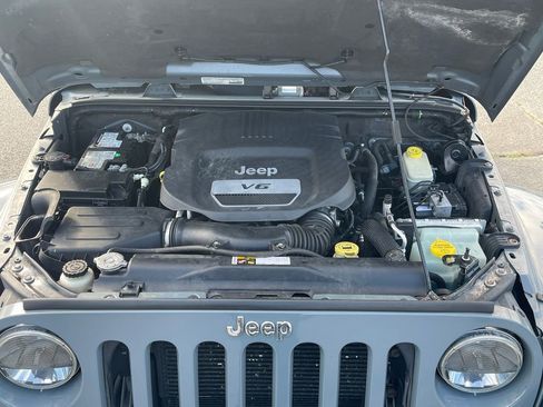 Used 2014 Jeep Wrangler Unlimited Sahara w/ Dual Top Group AWD/4WD image 9