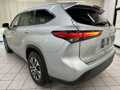 Used 2023 Toyota Highlander XLE AWD/4WD image 10