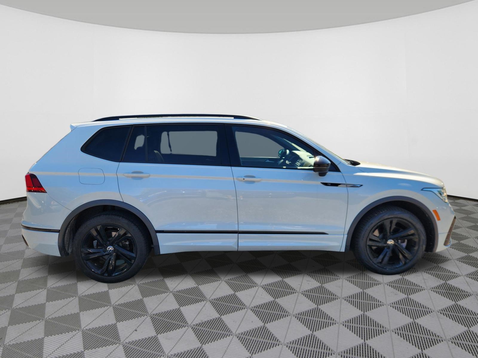 Certified 2024 Volkswagen Tiguan SE R-Line AWD/4WD image 6