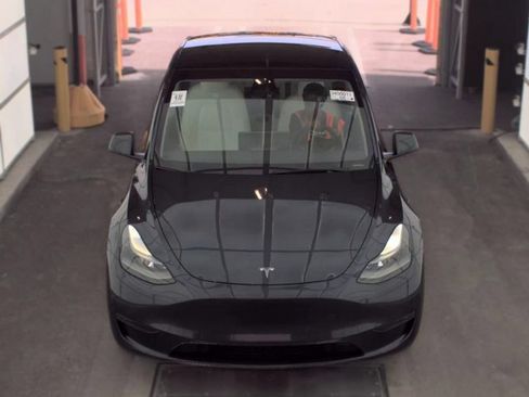 Used 2024 Tesla Model Y Long Range AWD/4WD image 2