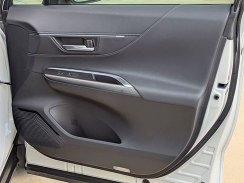 Used 2021 Toyota Venza Limited image 28
