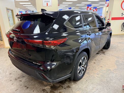 Used 2023 Toyota Highlander XLE AWD/4WD image 11