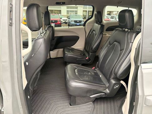 Used 2022 Chrysler Pacifica Touring-L image 23
