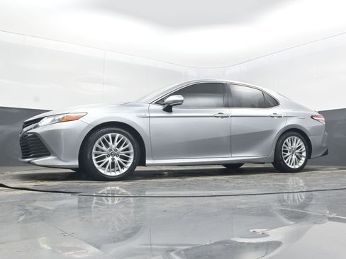 Used 2019 Toyota Camry XLE image 23