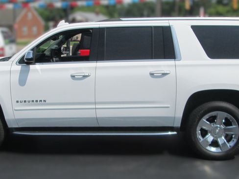 Used 2017 Chevrolet Suburban Premier AWD/4WD image 4