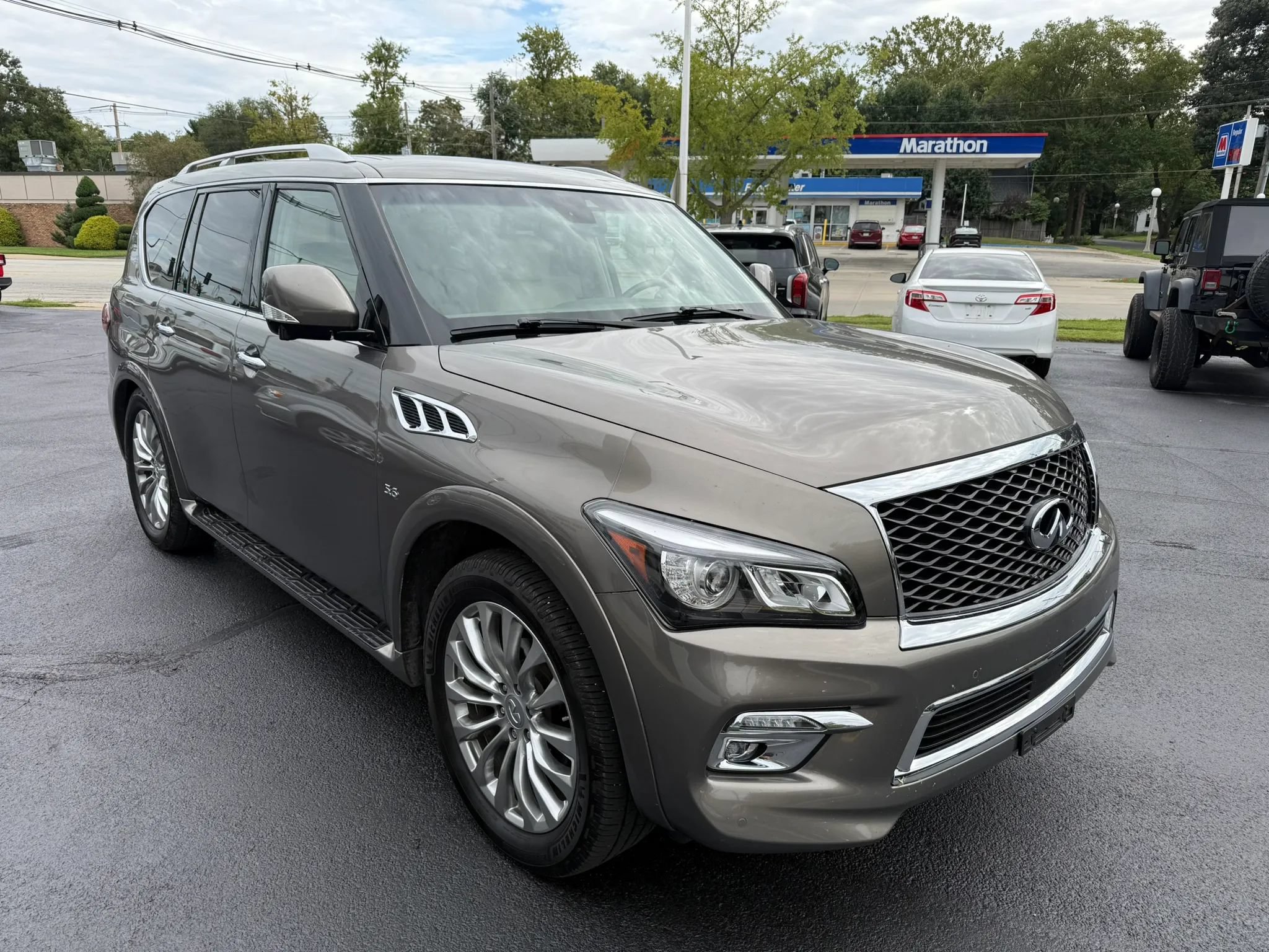 Used 2017 INFINITI QX80 2WD w/ Driver Assistance Package image 2