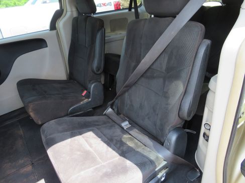 Used 2012 Chrysler Town & Country Touring image 19