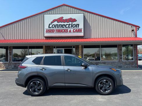 Used 2024 Nissan Rogue SV image 3