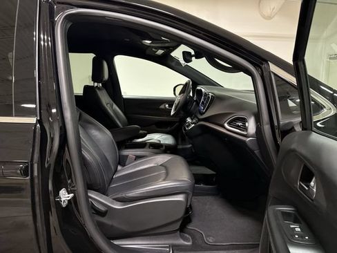 Used 2025 Chrysler Pacifica Select FWD image 21