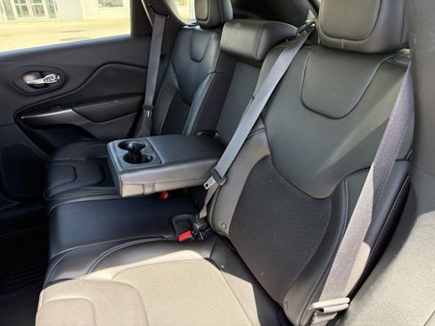 Used 2019 Jeep Cherokee Latitude Plus w/ Cold Weather Group AWD/4WD image 14