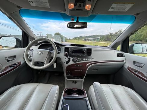 Used 2012 Toyota Sienna XLE w/ Entertainment Pkg FWD image 7