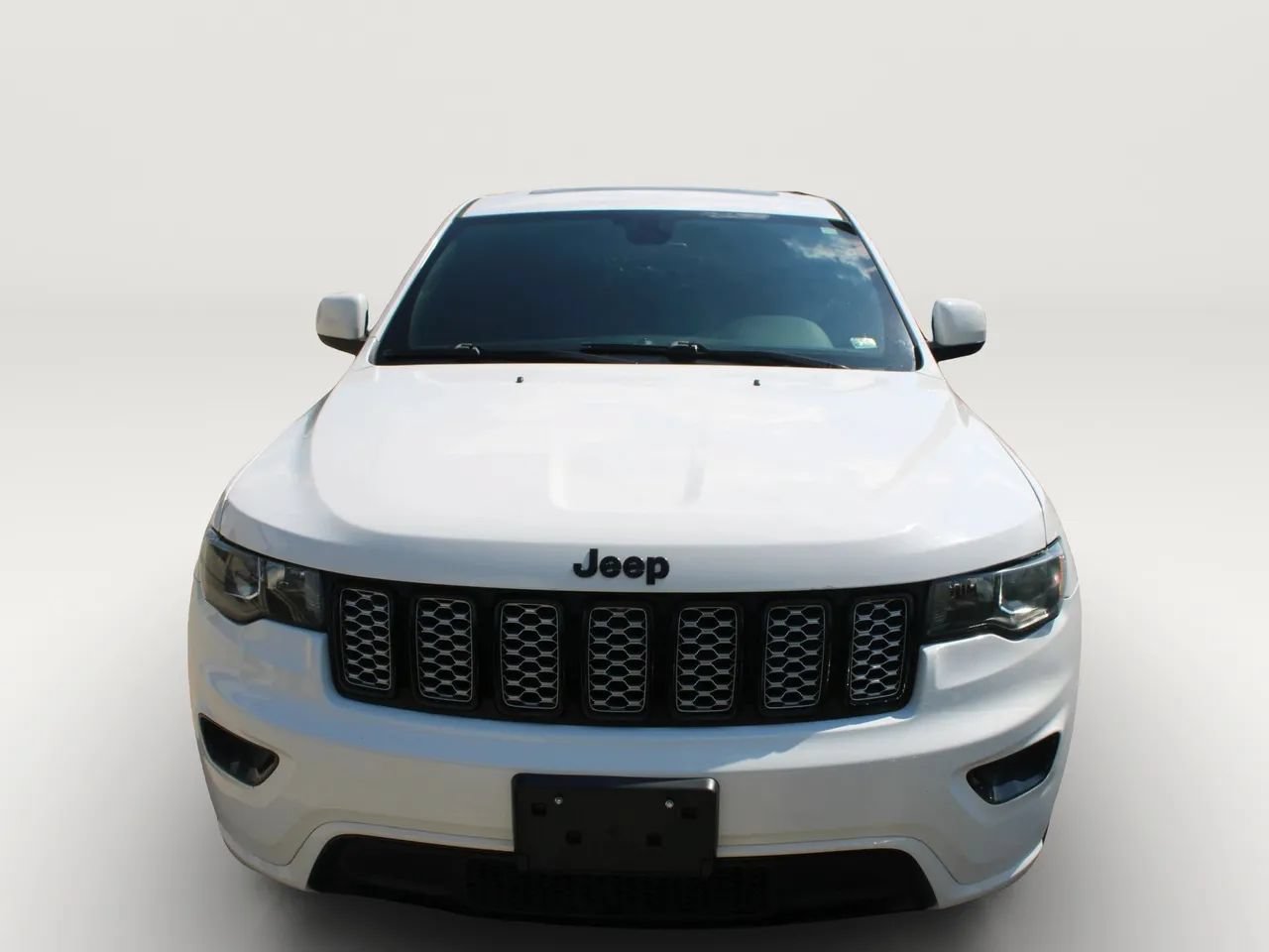 Used 2018 Jeep Grand Cherokee Altitude AWD/4WD image 3