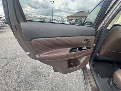 Used 2018 Mitsubishi Outlander SEL AWD/4WD image 14