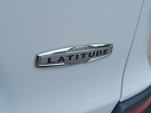 Used 2019 Jeep Cherokee Latitude w/ Popular Appearance Group FWD image 7