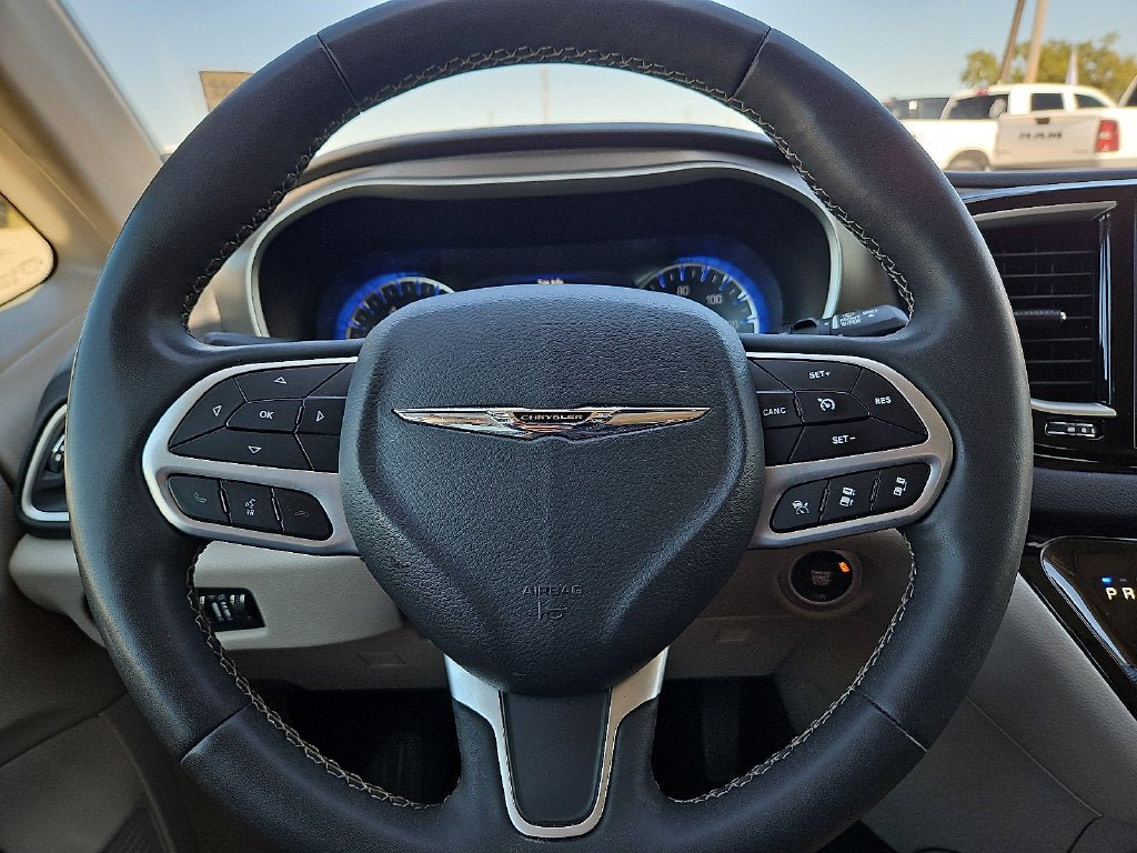 Used 2023 Chrysler Pacifica Touring-L FWD image 30
