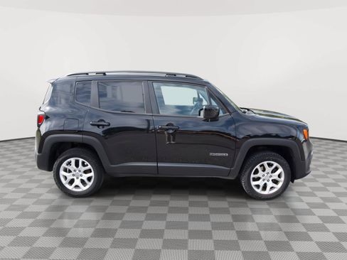 Used 2018 Jeep Renegade Latitude AWD/4WD image 4