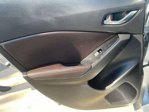 Used 2018 MAZDA MAZDA3 Touring FWD image 19