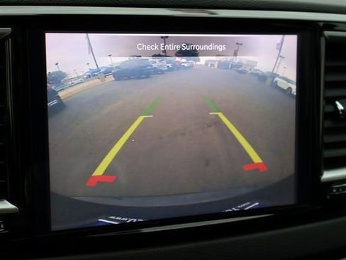 Used 2024 Chrysler Pacifica Touring-L image 6