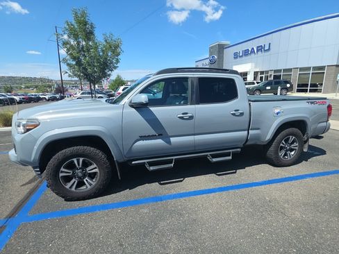 Used 2019 Toyota Tacoma TRD Sport w/ TRD Premium Sport Package AWD/4WD image 5