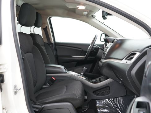 Used 2019 Dodge Journey SE w/ Blacktop Package FWD image 11