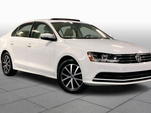 Used 2017 Volkswagen Jetta SE image 2