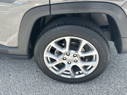 Used 2022 Jeep Compass Latitude w/ Sun and Sound Group AWD/4WD image 10