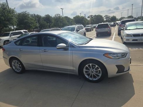 Used 2019 Ford Fusion SE FWD image 2