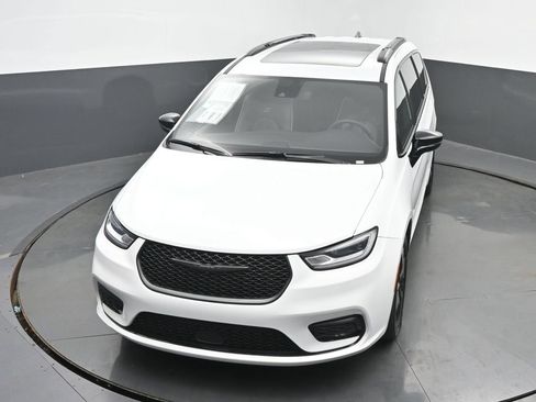 Used 2025 Chrysler Pacifica Limited FWD image 47