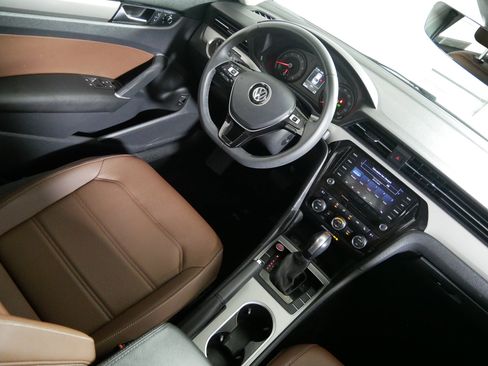 Used 2022 Volkswagen Passat 2.0T SE image 9