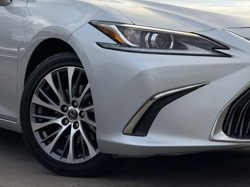 Used 2020 Lexus ES 300h w/ Premium Package image 14