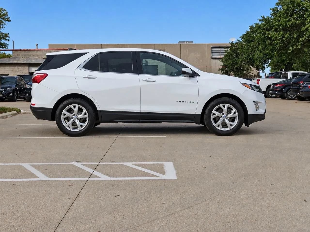 Used 2018 Chevrolet Equinox LT FWD image 2