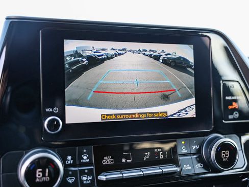 Used 2023 Toyota Highlander LE FWD image 15
