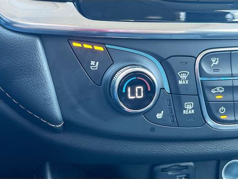 Used 2021 Chevrolet Traverse Premier FWD image 21