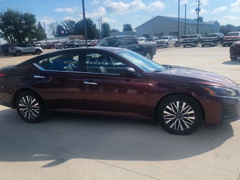 Used 2024 Nissan Altima 2.5 SV FWD image 4