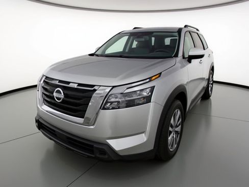 Used 2025 Nissan Pathfinder SV image 3