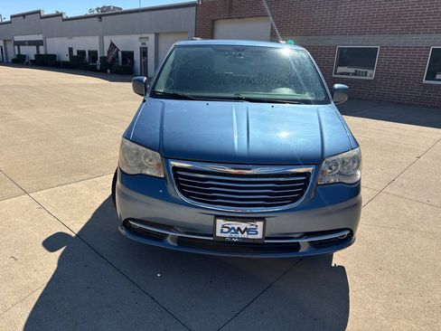 Used 2012 Chrysler Town & Country Touring FWD image 2