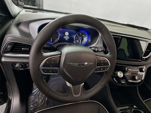 New 2026 Chrysler Pacifica Limited FWD image 5