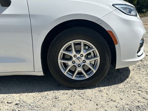 Used 2023 Chrysler Pacifica Touring-L image 13