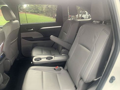 Used 2019 Toyota Highlander XLE FWD image 12