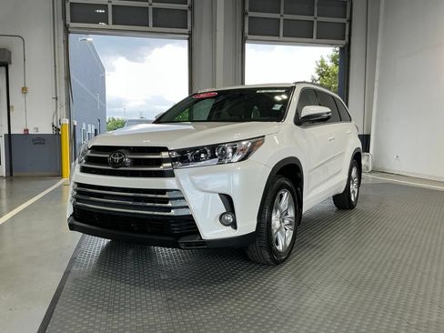 Used 2017 Toyota Highlander Limited FWD image 2