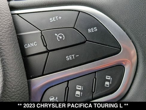 Used 2023 Chrysler Pacifica Touring-L FWD image 6