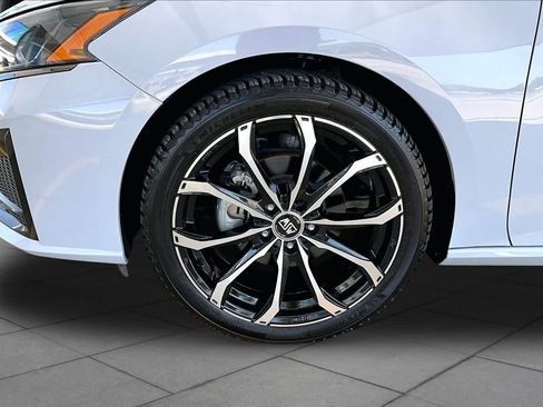 Used 2023 Nissan Altima 2.5 SR FWD image 11